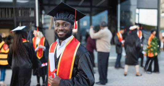 difference between graduation stole and graduation hood